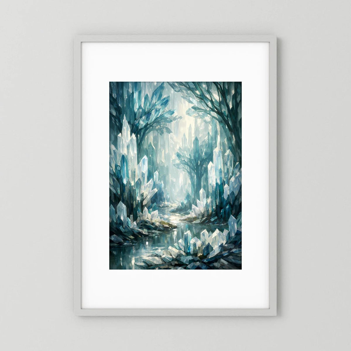 Hochformatiges Wandbild mit blau schimmerndem Kristallwald, weiß gerahmt