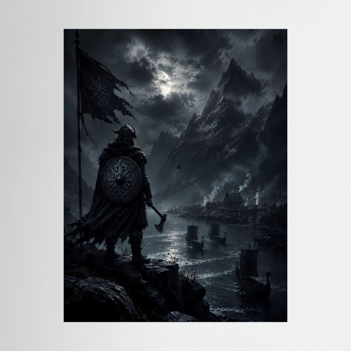 Hochformat-Poster (Nahaufnahme) ohne Rahmen: Wikinger-Silhouette am dunklen Fjord bei Mondlicht