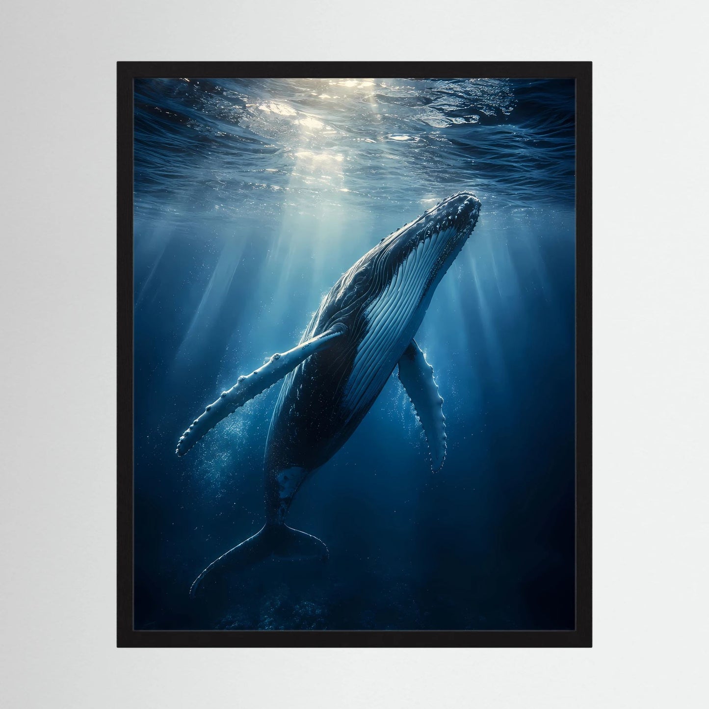 Gerahmtes Hochformat-Poster mit Buckelwal unter Wasser und Sonnenstrahlen im Blau