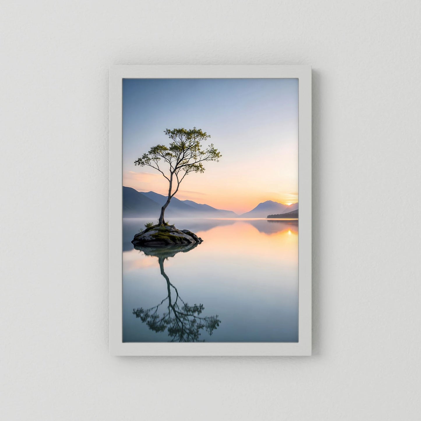 Poster Hochformat: einsamer Baum im Bergsee bei Sonnenuntergang, weißer Rahmen