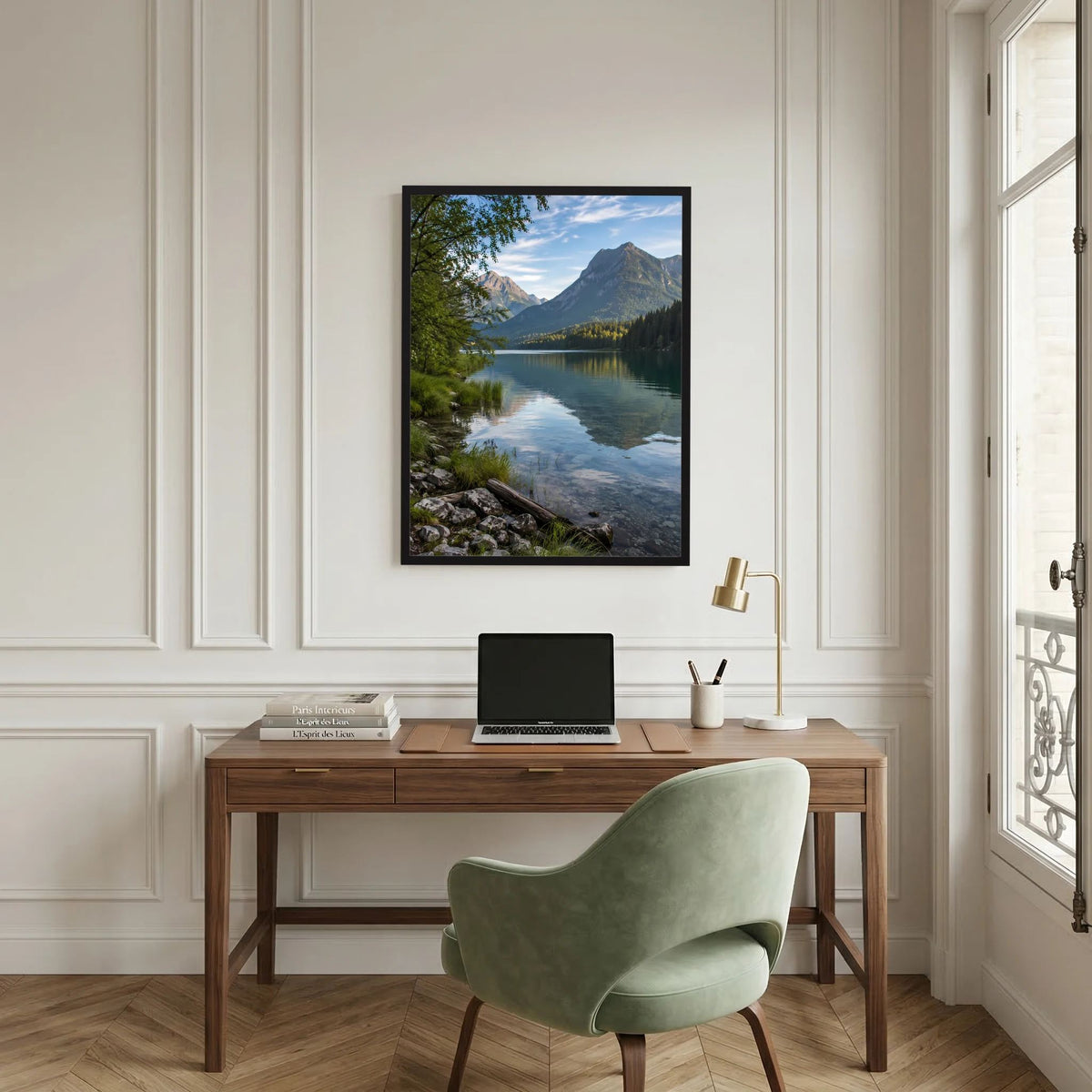 Poster im schwarzen Rahmen mit Alpensee und Bergen über einer Holzkonsole im Flur
