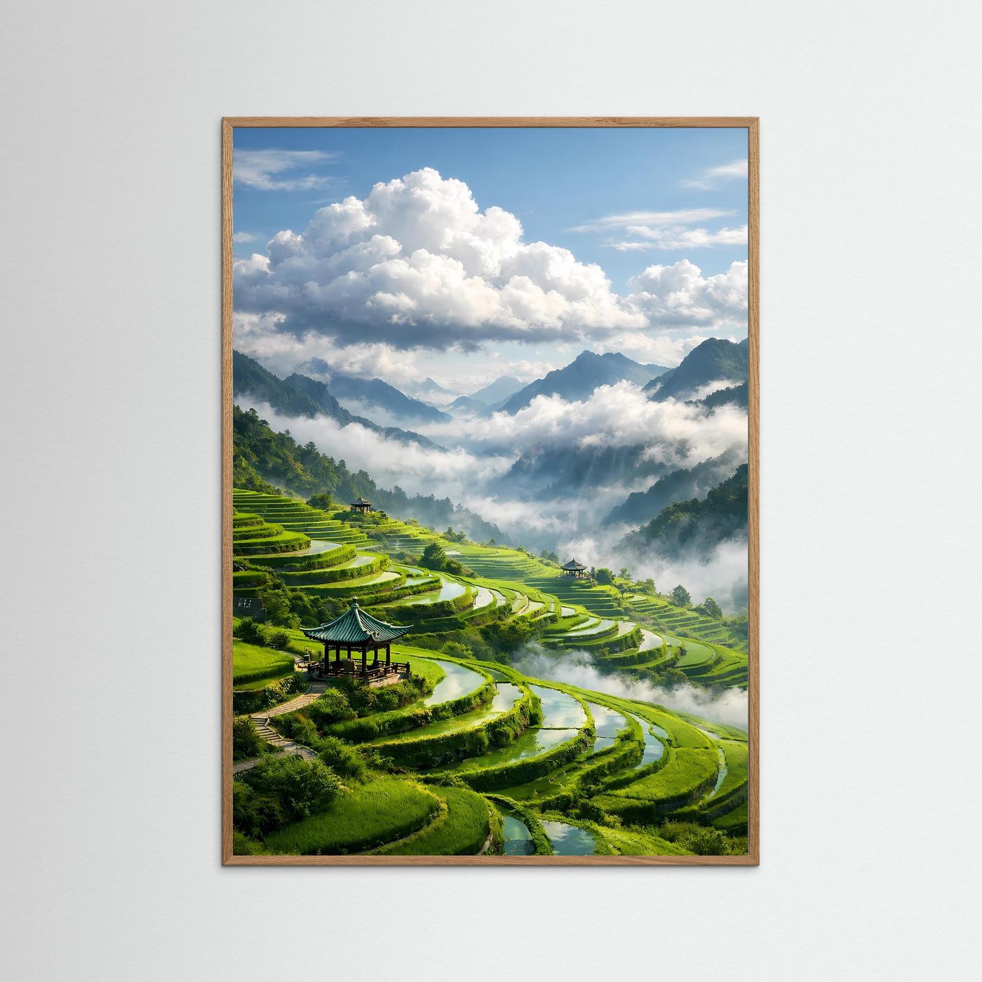 Natur-Poster im Hochformat mit Reisterrassen und Nebel, hellbrauner Holzrahmen