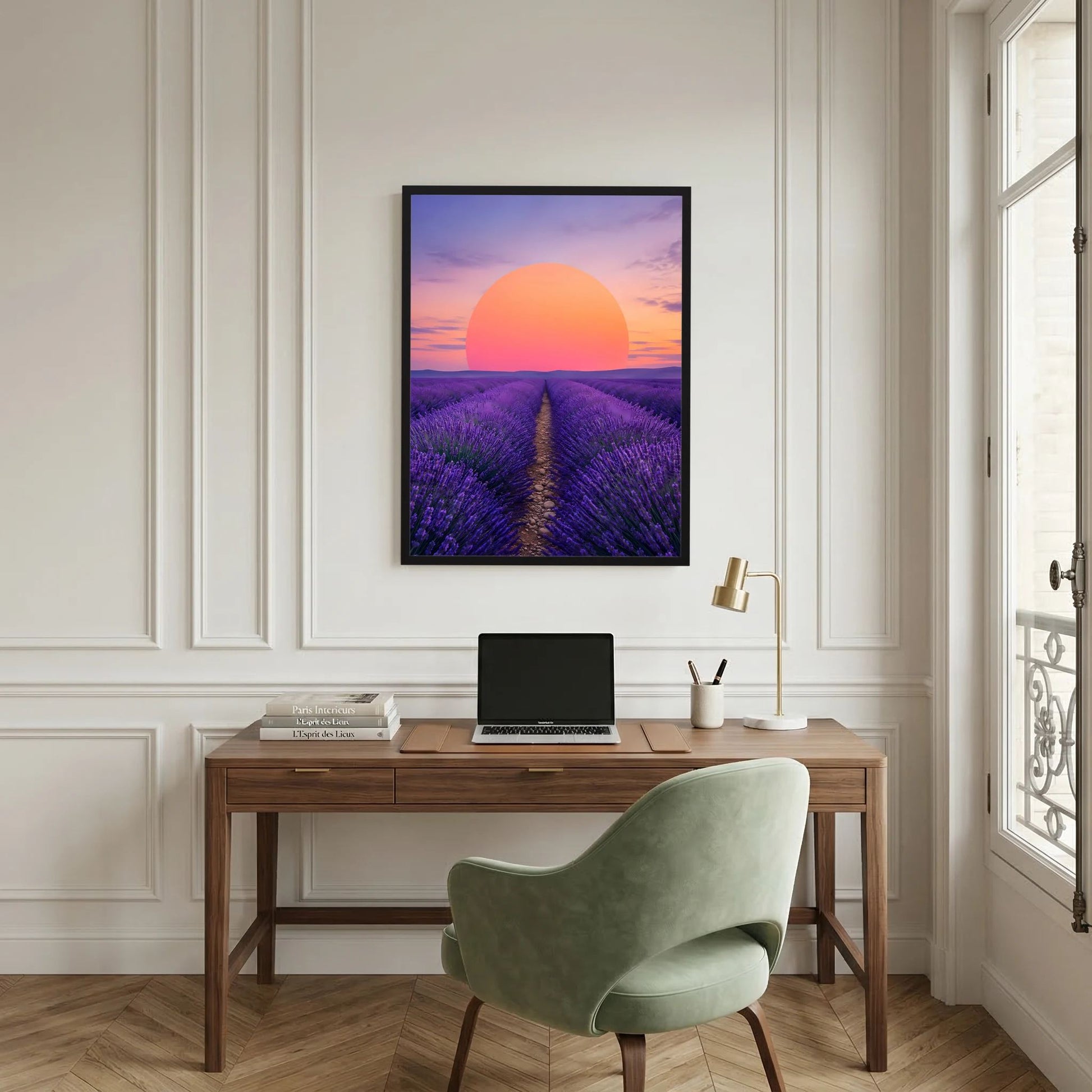 Hochformat-Poster mit Lavendelfeld, violettem Pfad und großer orangefarbener Sonne am rosafarbenen Abendhimmel.