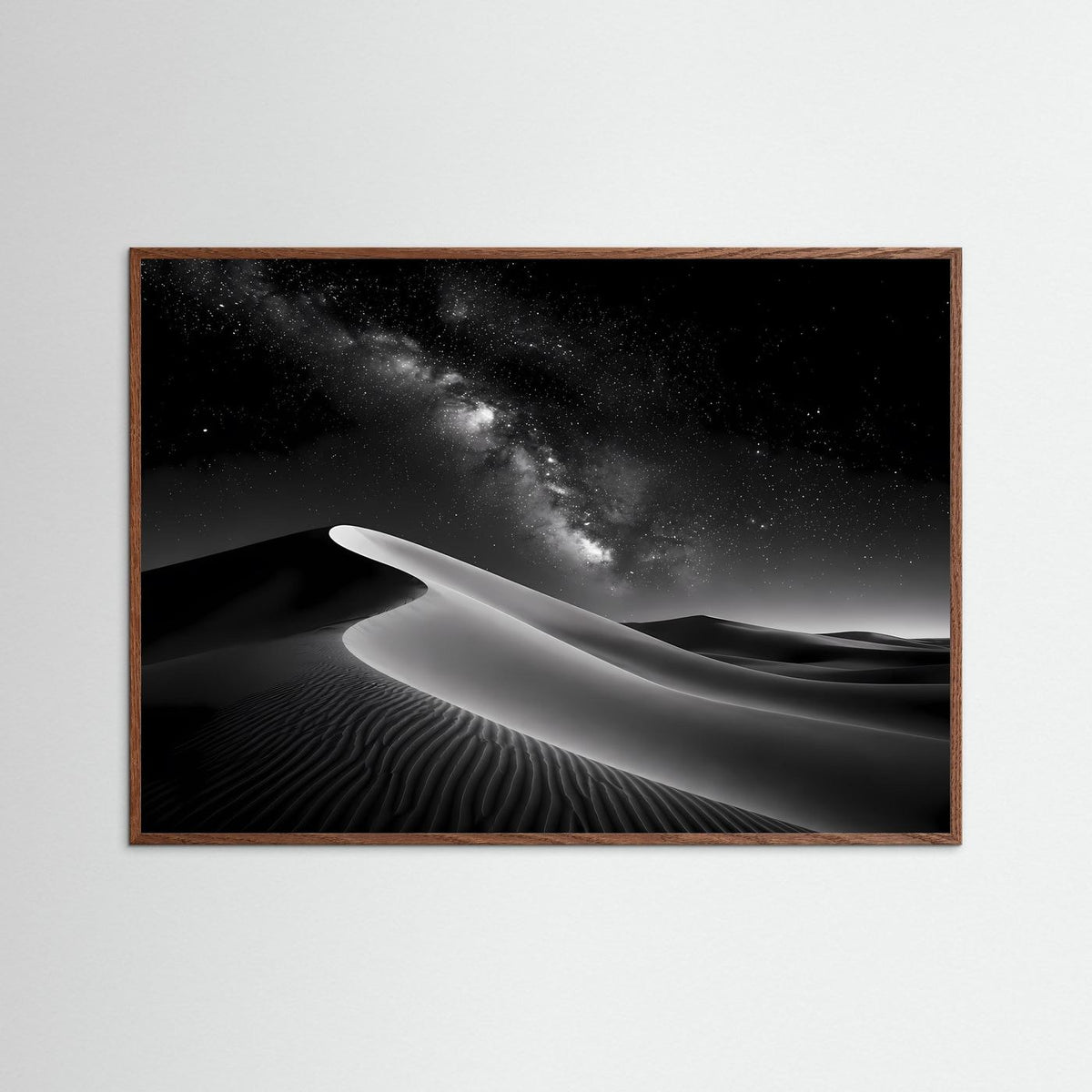 Wandbild schwarz-weiß mit Wüstendünen und Milchstraße am Sternenhimmel, brauner Holzrahmen