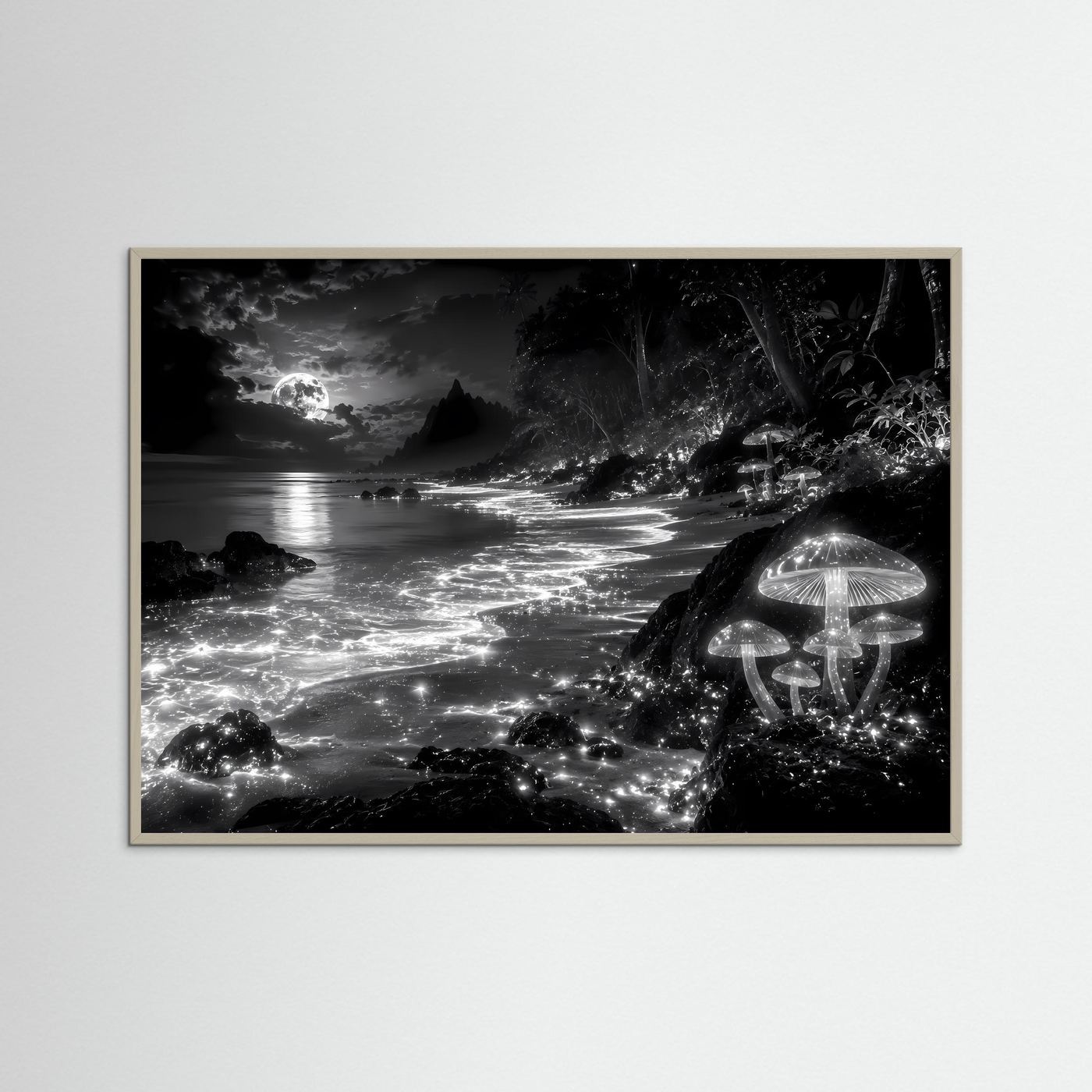 Schwarz-Weiß-Wandkunst „Mondstrand“ mit grauem Rahmen, mondhelles Meer und leuchtende Pilzfiguren