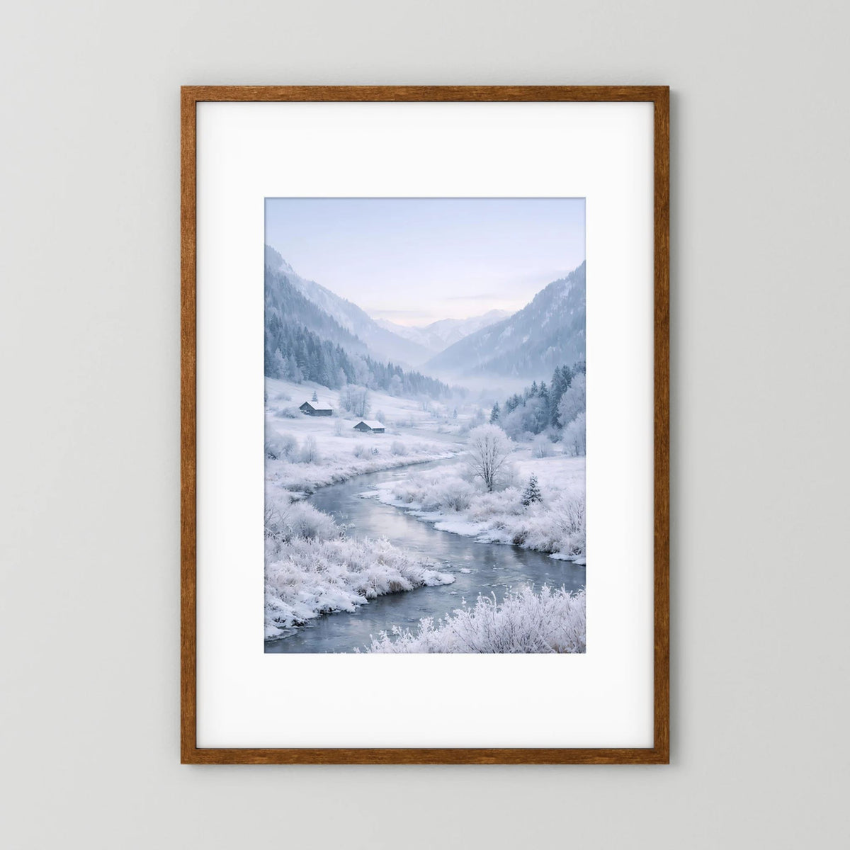 Gerahmtes Winterlandschafts-Poster mit Fluss und verschneitem Tal, brauner Holzrahmen