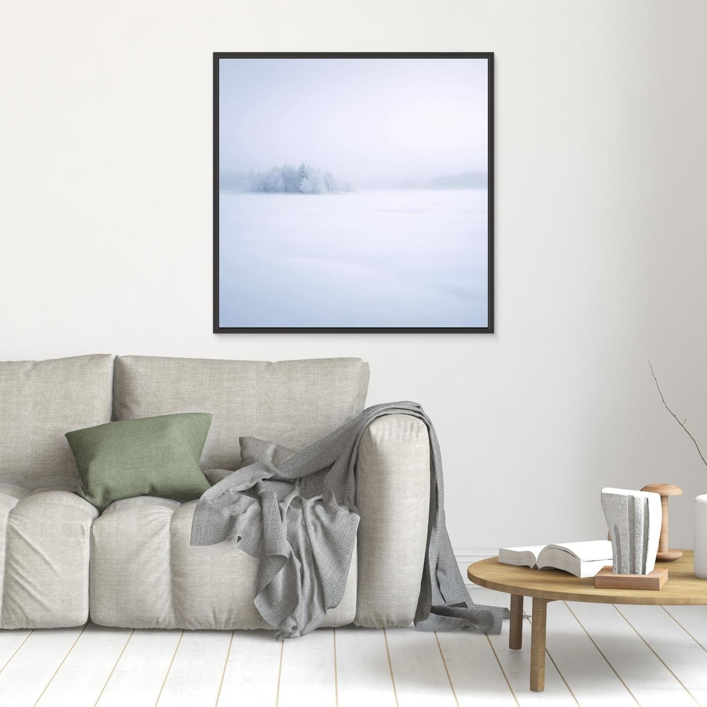 Leinwandbild mit verschneitem Wintersee und Nebel, schwarzer Rahmen