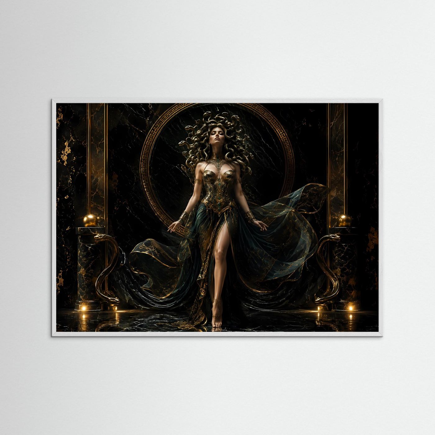 Majestätische Medusa in Schwarz und Gold | Griechische Mythologie & Mystik Poster