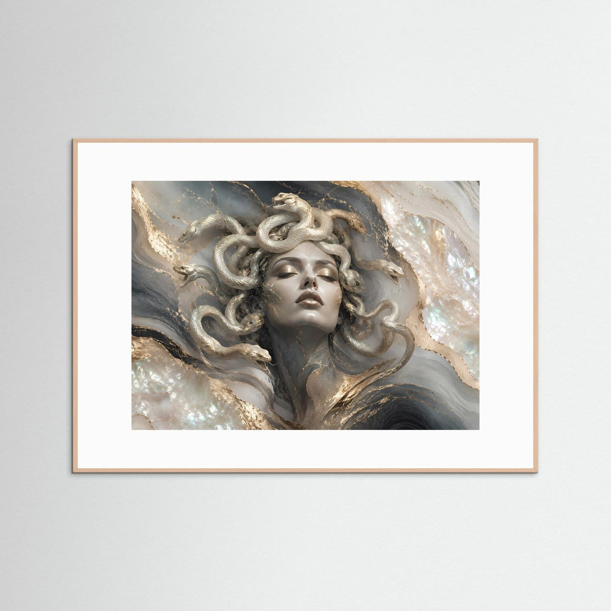 Querformatiges Poster: Medusa-Frauenfigur mit Schlangen, heller Holzrahmen