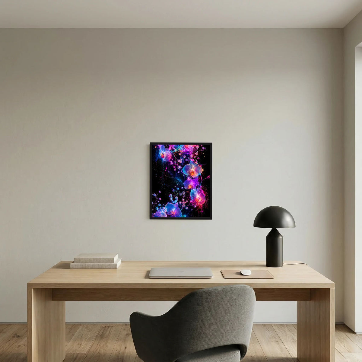 Hochformatiges Kunstposter mit leuchtenden Orchideen, schwarz gerahmt
