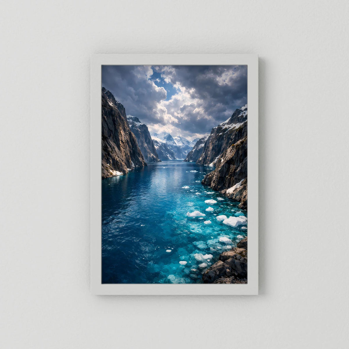 Poster im hellen Rahmen: Fjordlandschaft mit blauem Wasser und Treibeis