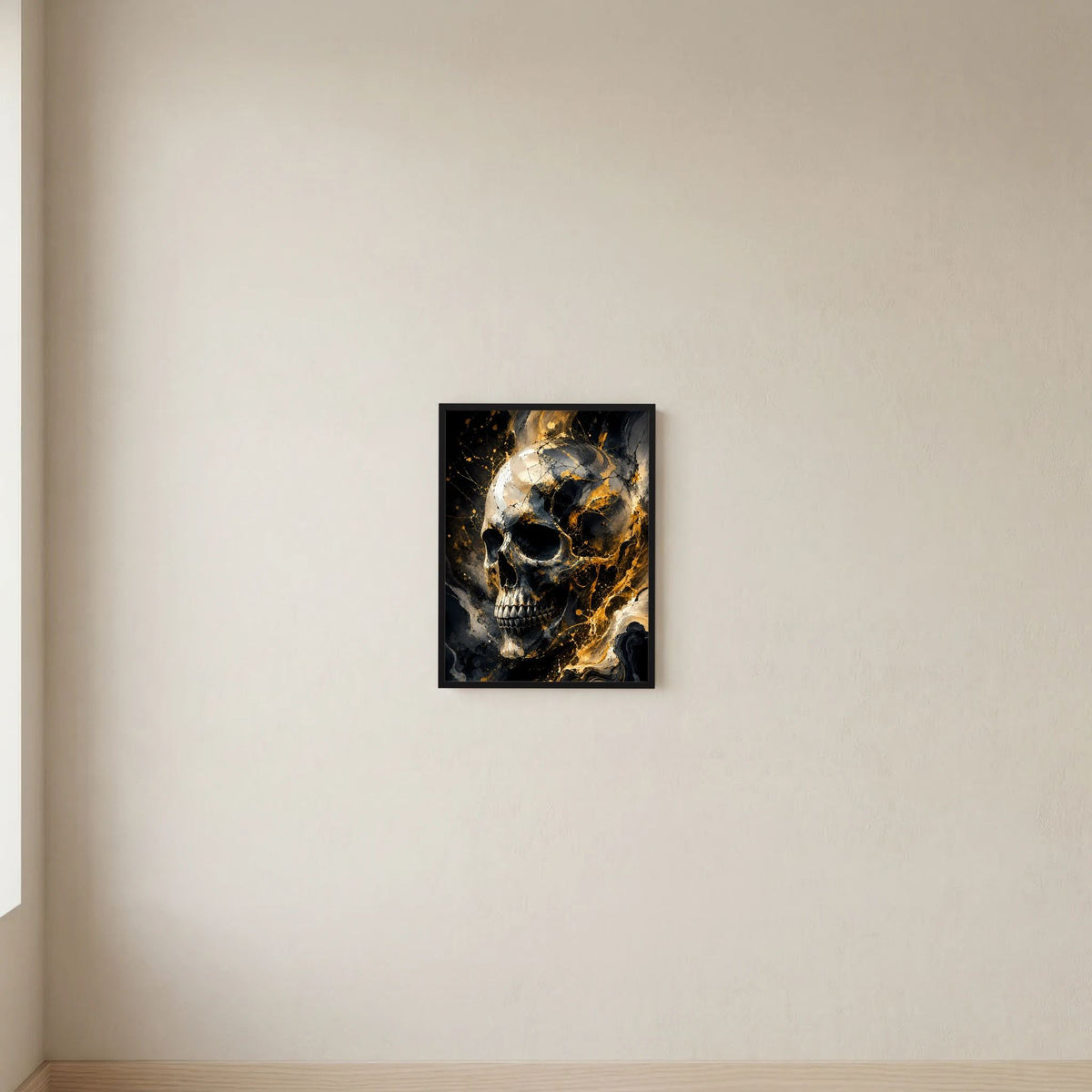 Kleines Hochformat-Wandposter mit abstraktem Schädel in Schwarz & Gold, schwarzer Rahmen