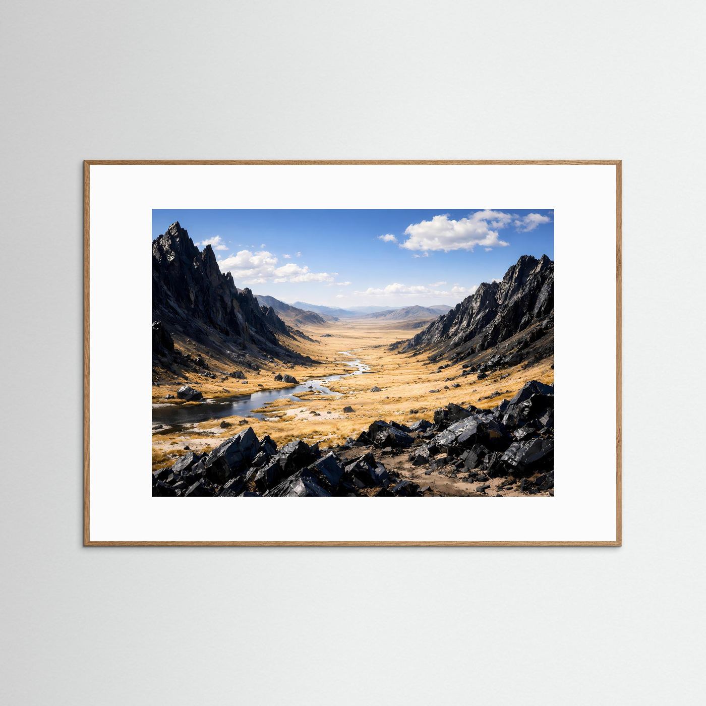 Landschaftsposter mit Gebirgsfluss in Berglandschaft, mittelbrauner Holzrahmen, weißer Rand