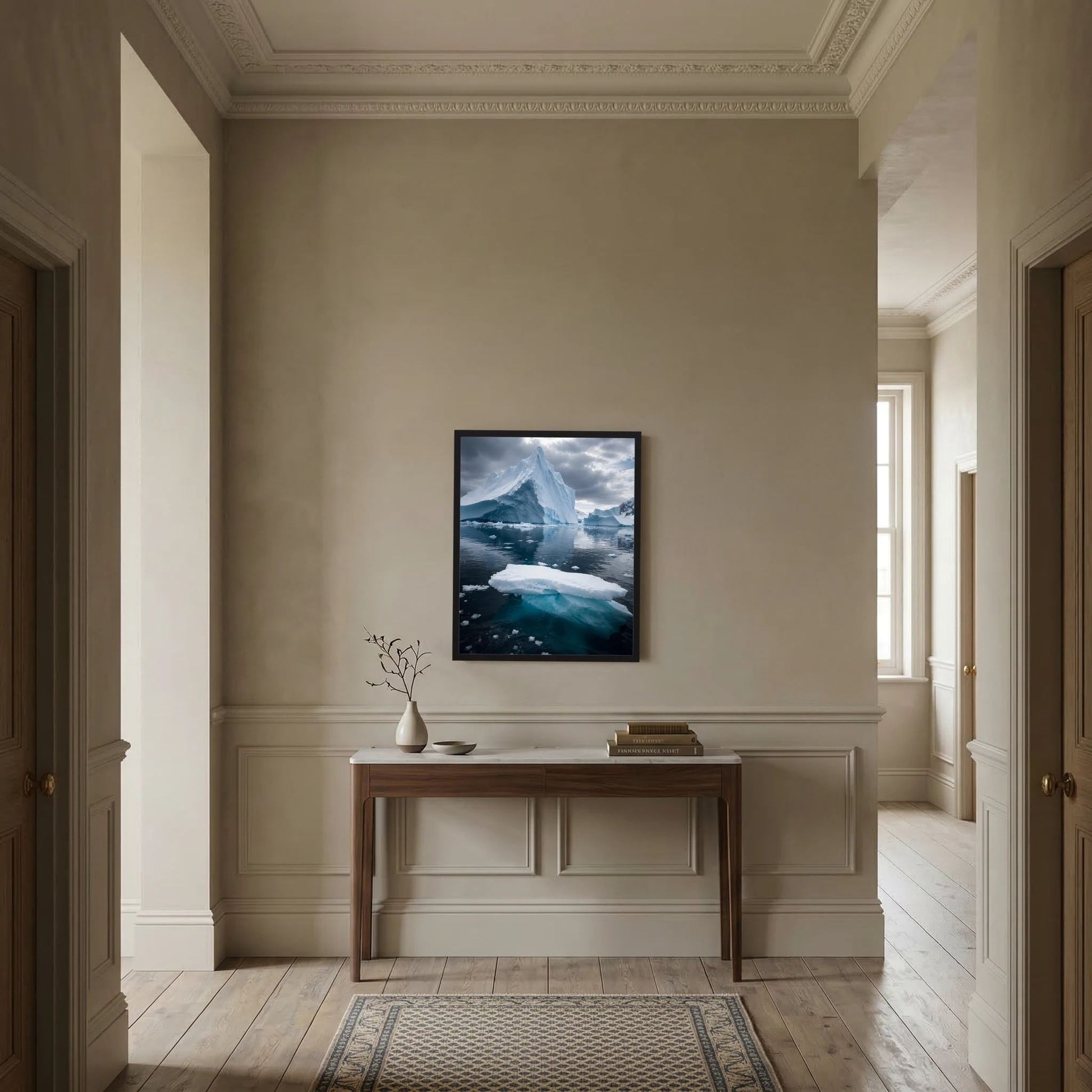 Gerahmtes Hochformat-Poster mit Antarktis-Eisbergen in Blau und Weiß über Konsole