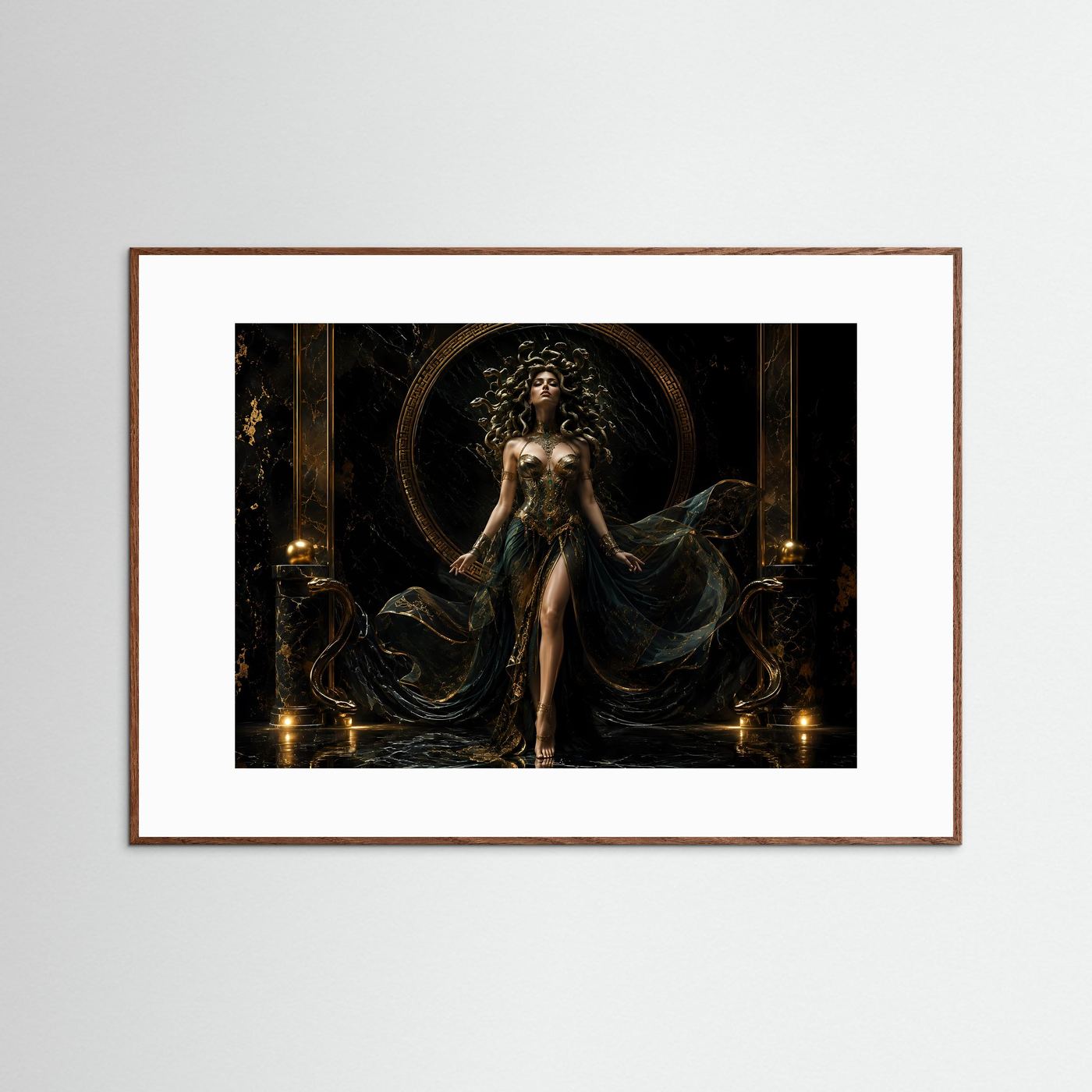 Majestätische Medusa in Schwarz und Gold | Griechische Mythologie & Mystik Poster