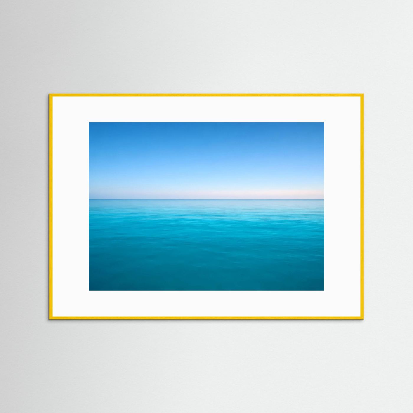 Wandposter mit Meerblick im Querformat, weißer Rahmen mit gelber Umrandung