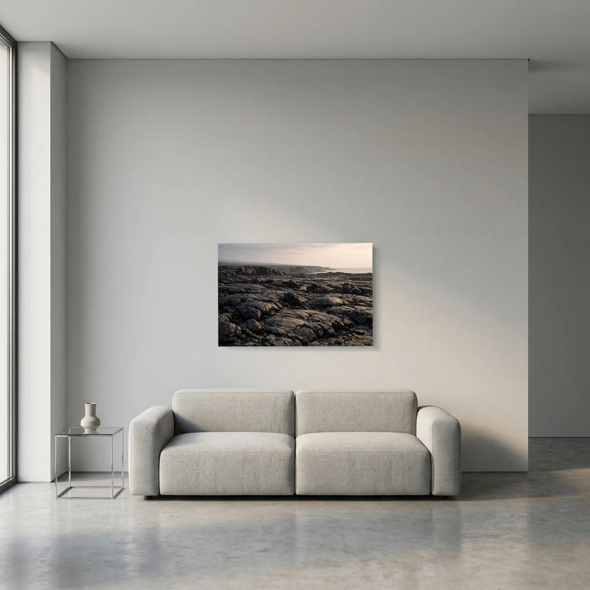 Wandposter mit Lavafeldern an der Küste in Dunkelgrau und Schwarz, rechteckig