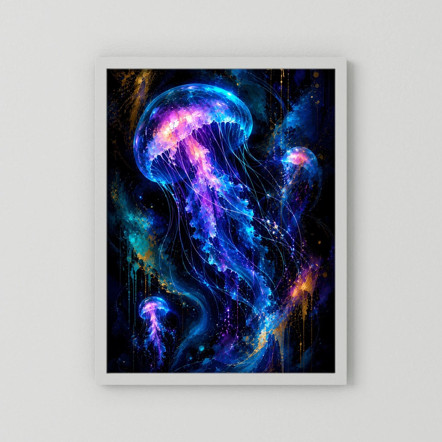 Poster im Hochformat mit leuchtenden Quallen in Neonblau und Violett, weißer Rahmen