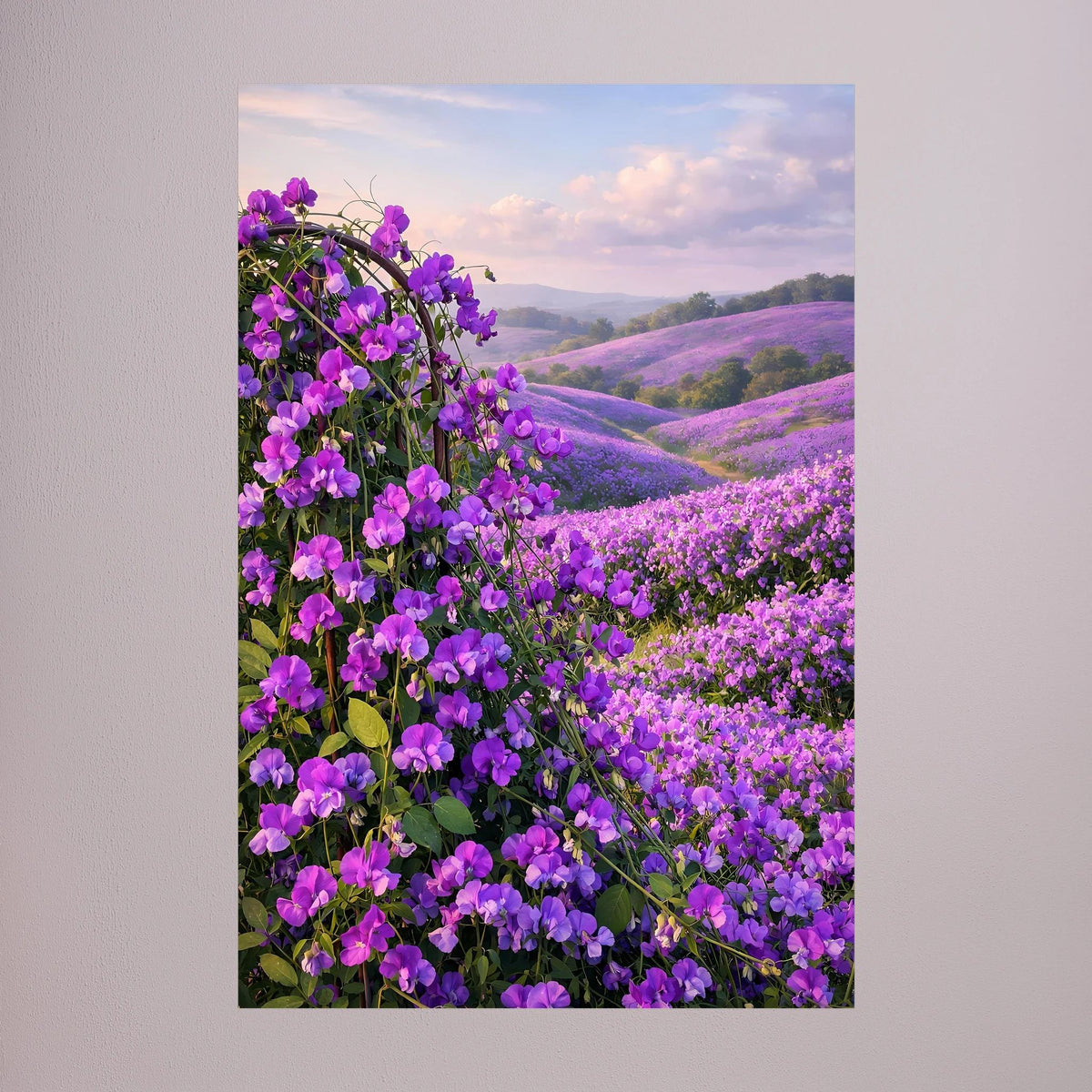 Hochformatiges Wandbild mit violetten Blütenzweigen vor lila Hügeln