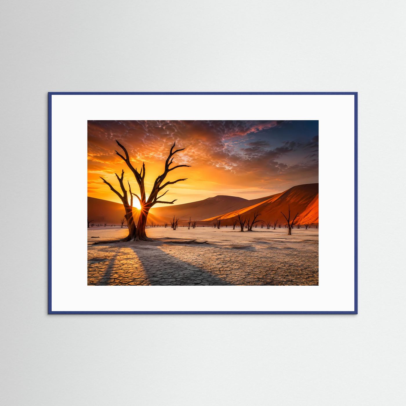 Feuriger Sonnenaufgang in der Wüste | Dead Vlei Baum & Dünen Poster Querformat