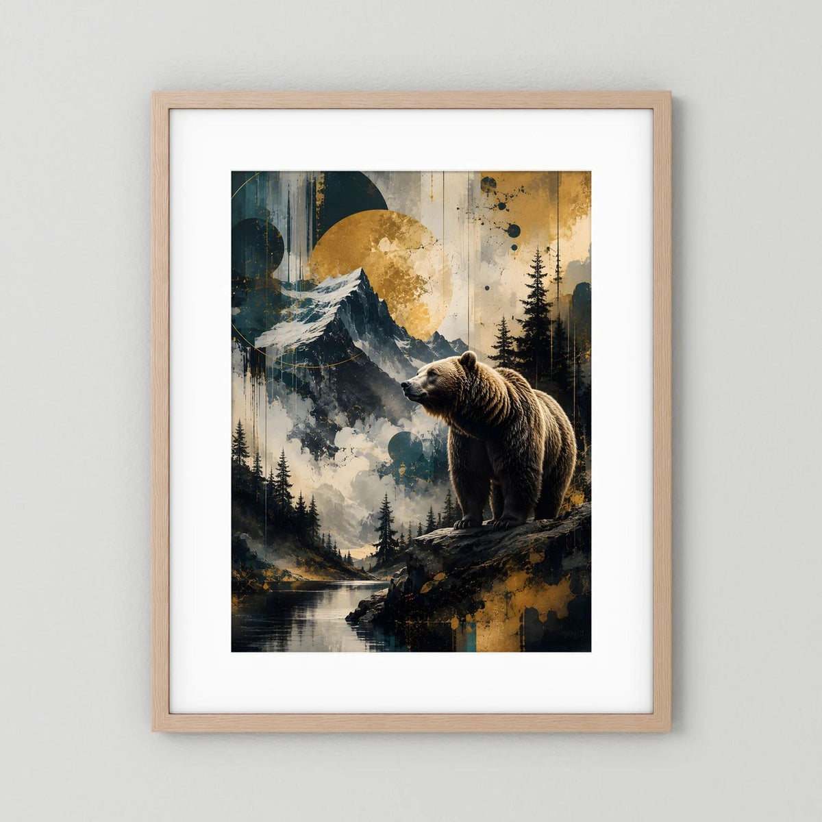 Poster: brauner Bär auf Felsvorsprung, Berglandschaft, Hochformat, hellbrauner Holzrahmen mit Passepartout