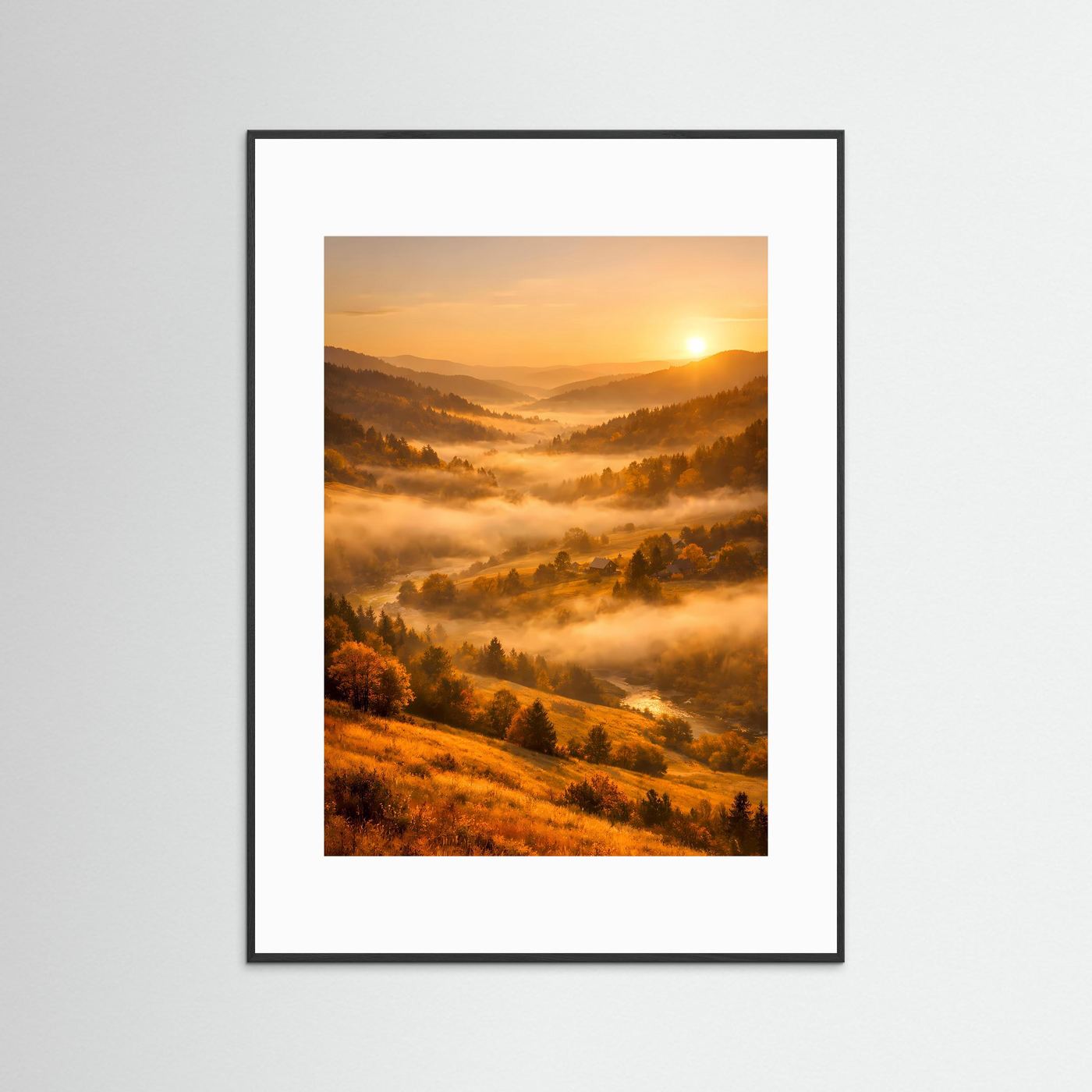 Landschaftsposter im Hochformat mit goldenen Hügeln, Nebel und Sonne, schwarz gerahmt mit weißem Rand