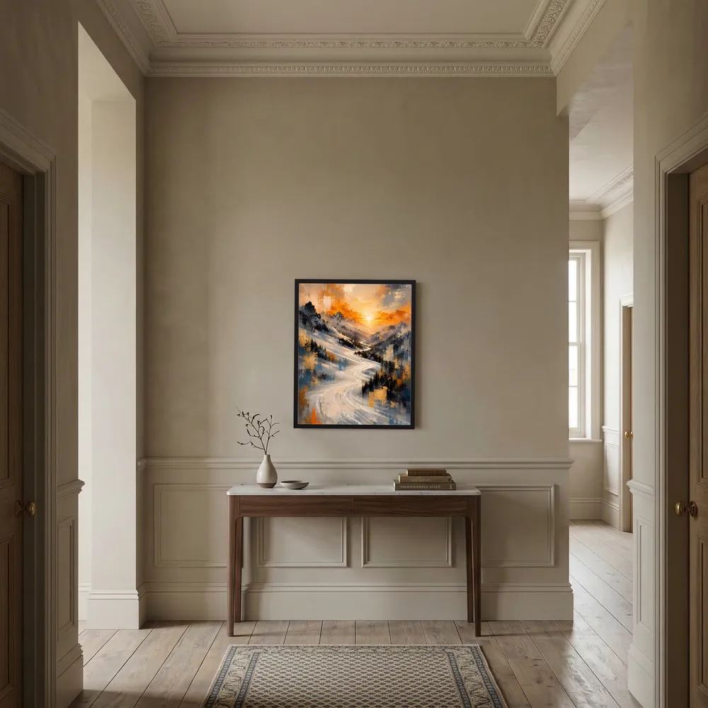 Gerahmtes Winterlandschafts-Poster an der Wand, verschneites Tal unter orangefarbenem Himmel