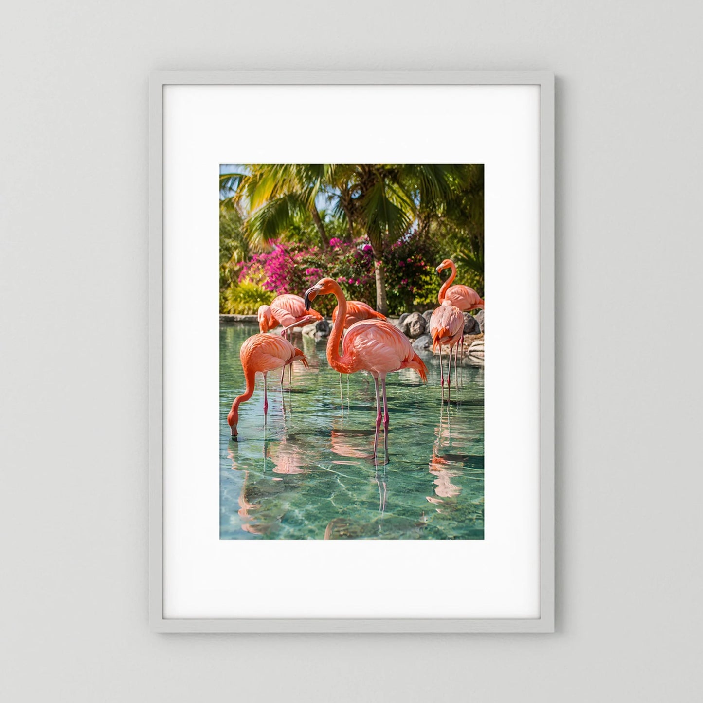 Poster mit Flamingos im Tropenwasser, weißer Rahmen mit weißem Rand