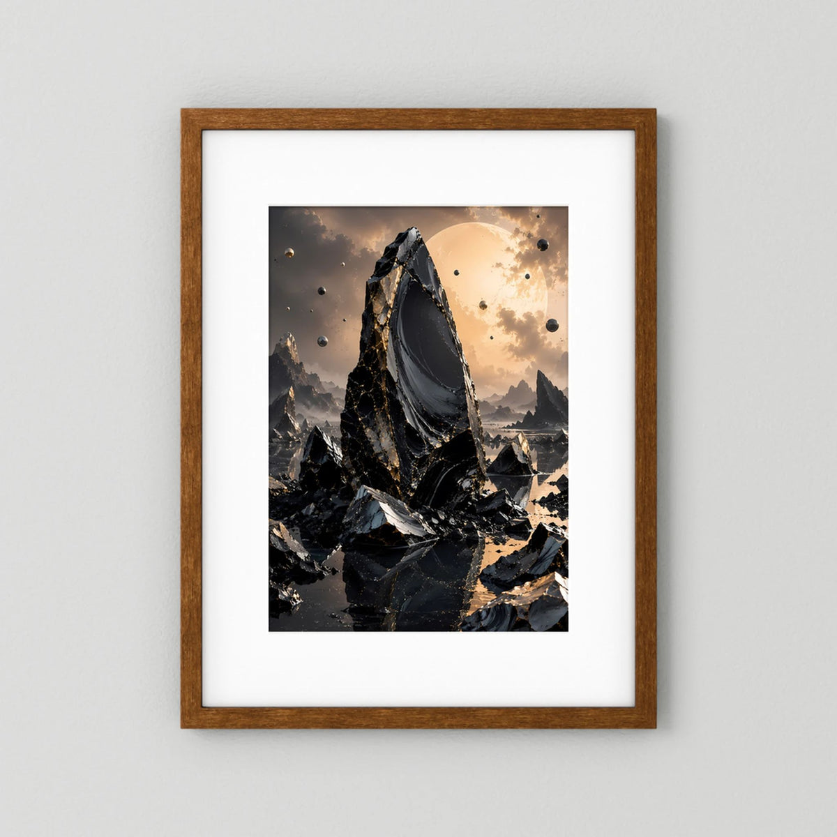 Gerahmtes Poster mit braunem Holzrahmen und weißem Rand: schwarzer Obsidian-Monolith, goldene Sonne