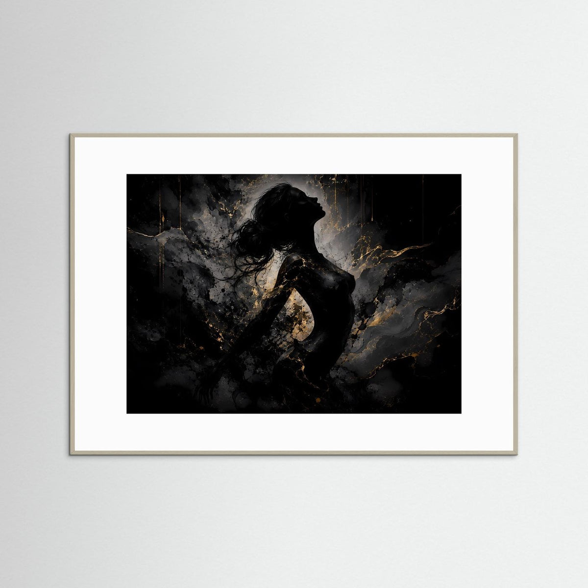 Wandbild mit abstrakter Frauensilhouette in Schwarz und Gold, im beigen Rahmen