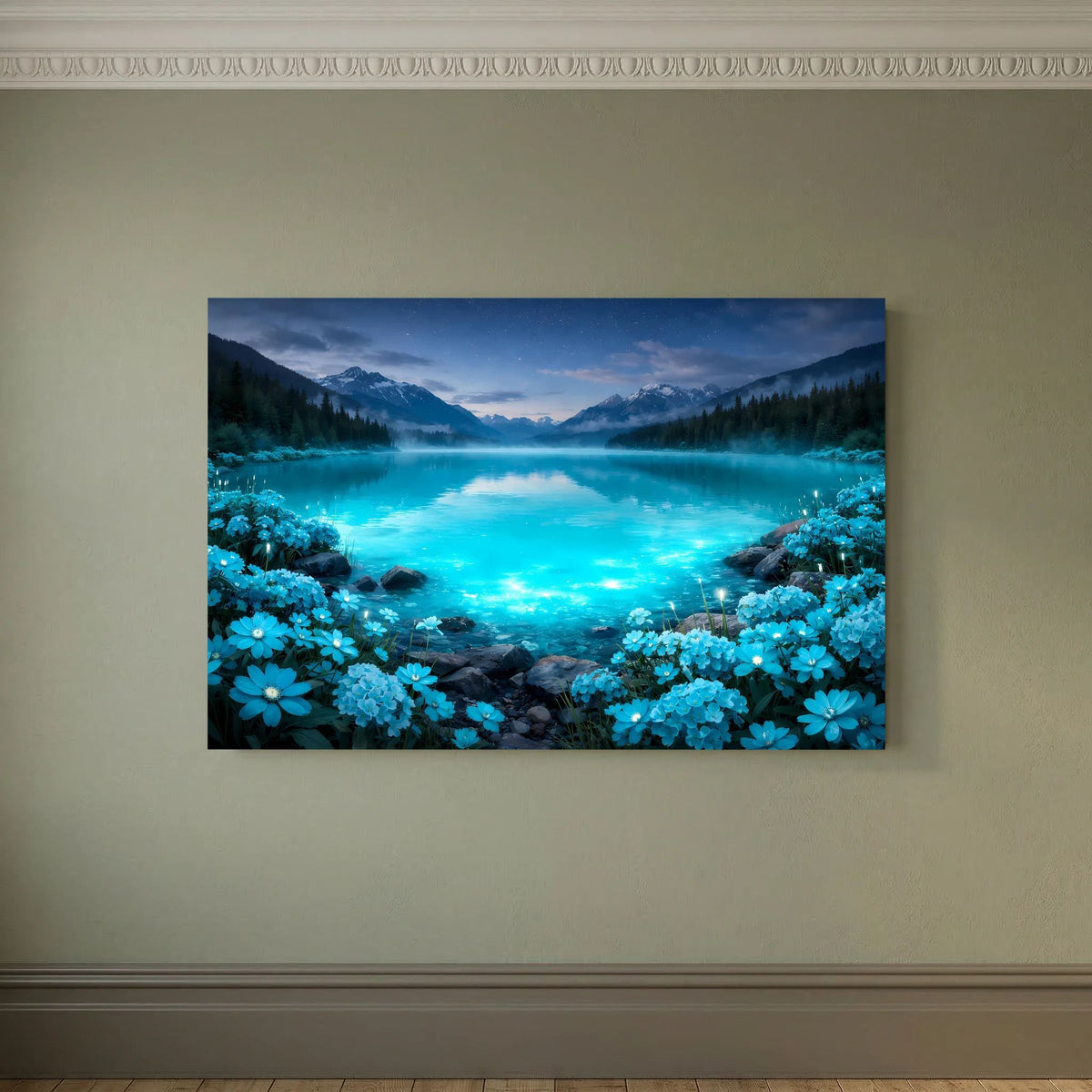 Querformat-Poster mit blau leuchtendem Bergsee, Bergen im Nebel und blauen Blumen
