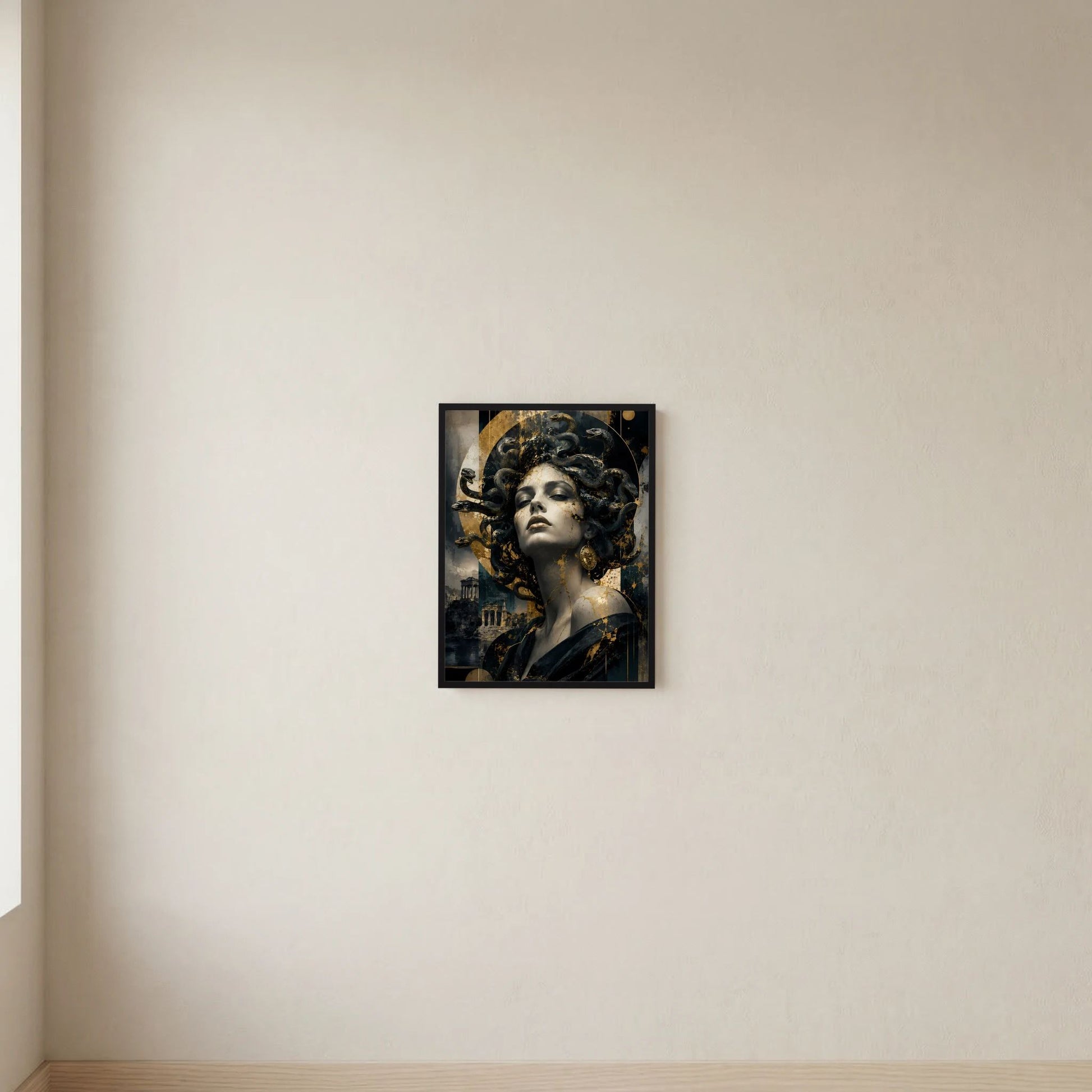 Wandposter im Hochformat mit Medusa-Porträt: Frauengesicht in Schwarz und Gold.