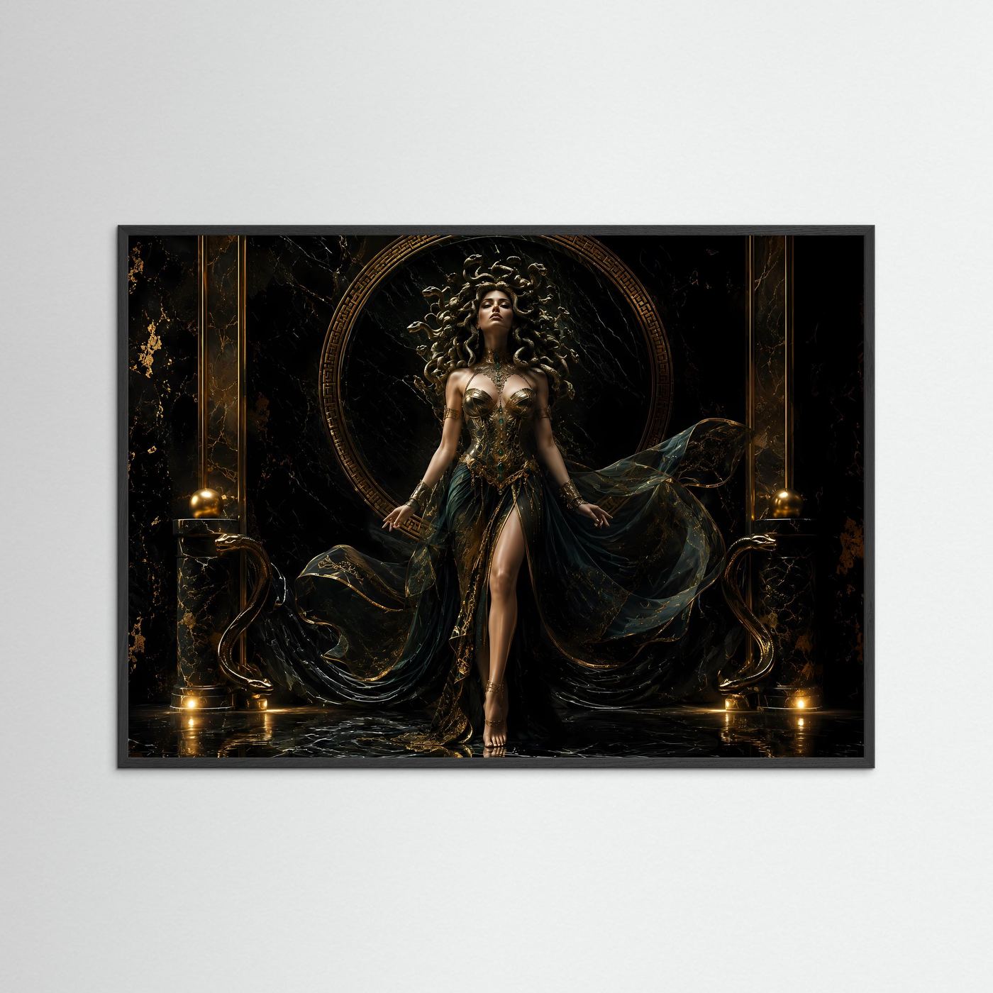 Majestätische Medusa in Schwarz und Gold | Griechische Mythologie & Mystik Poster