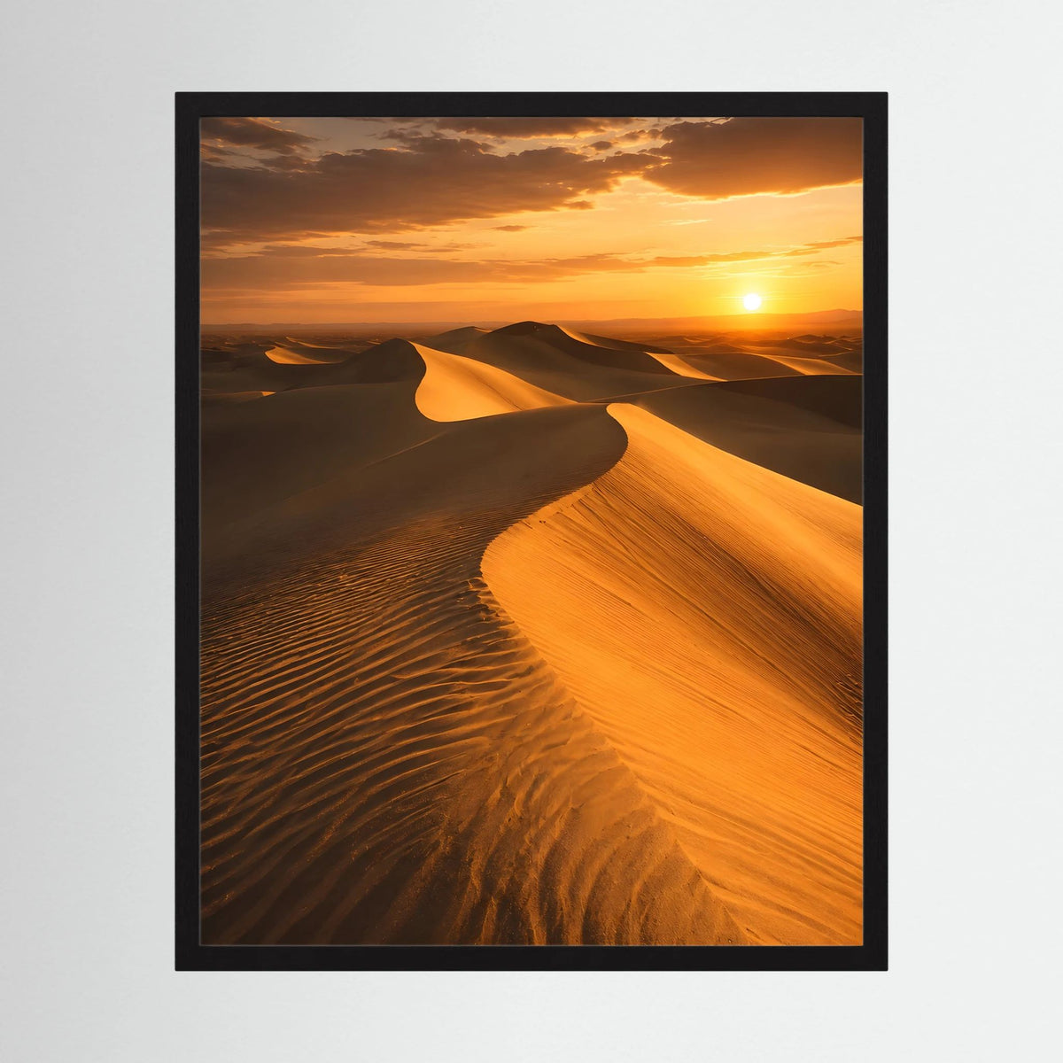 Hochformatiges Poster mit Sanddünen bei Sonnenuntergang im schwarzen Rahmen