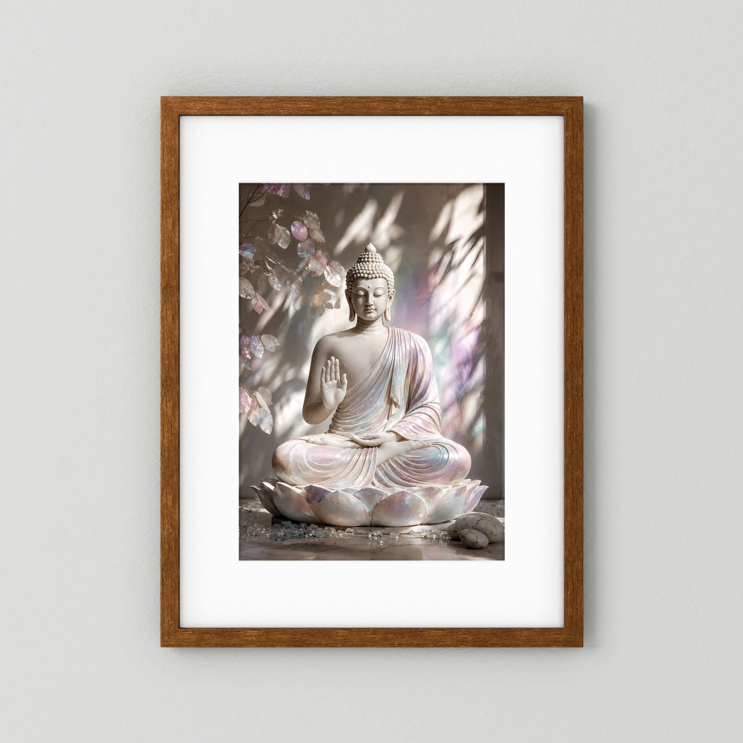 Gerahmtes Poster mit sitzendem Buddha auf Lotus, brauner Holzrahmen und Passepartout