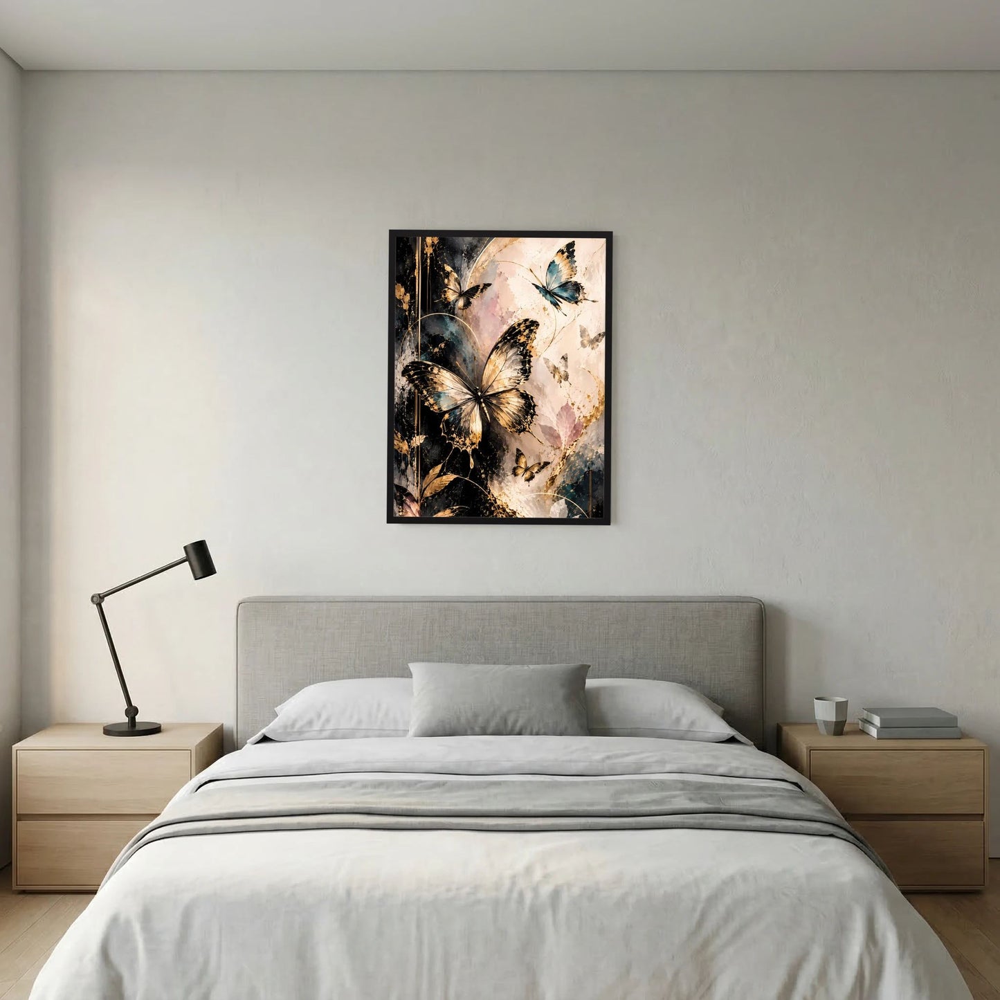 Wandposter im schwarzen Rahmen mit abstrakten Schmetterlingen in Gold und Schwarz