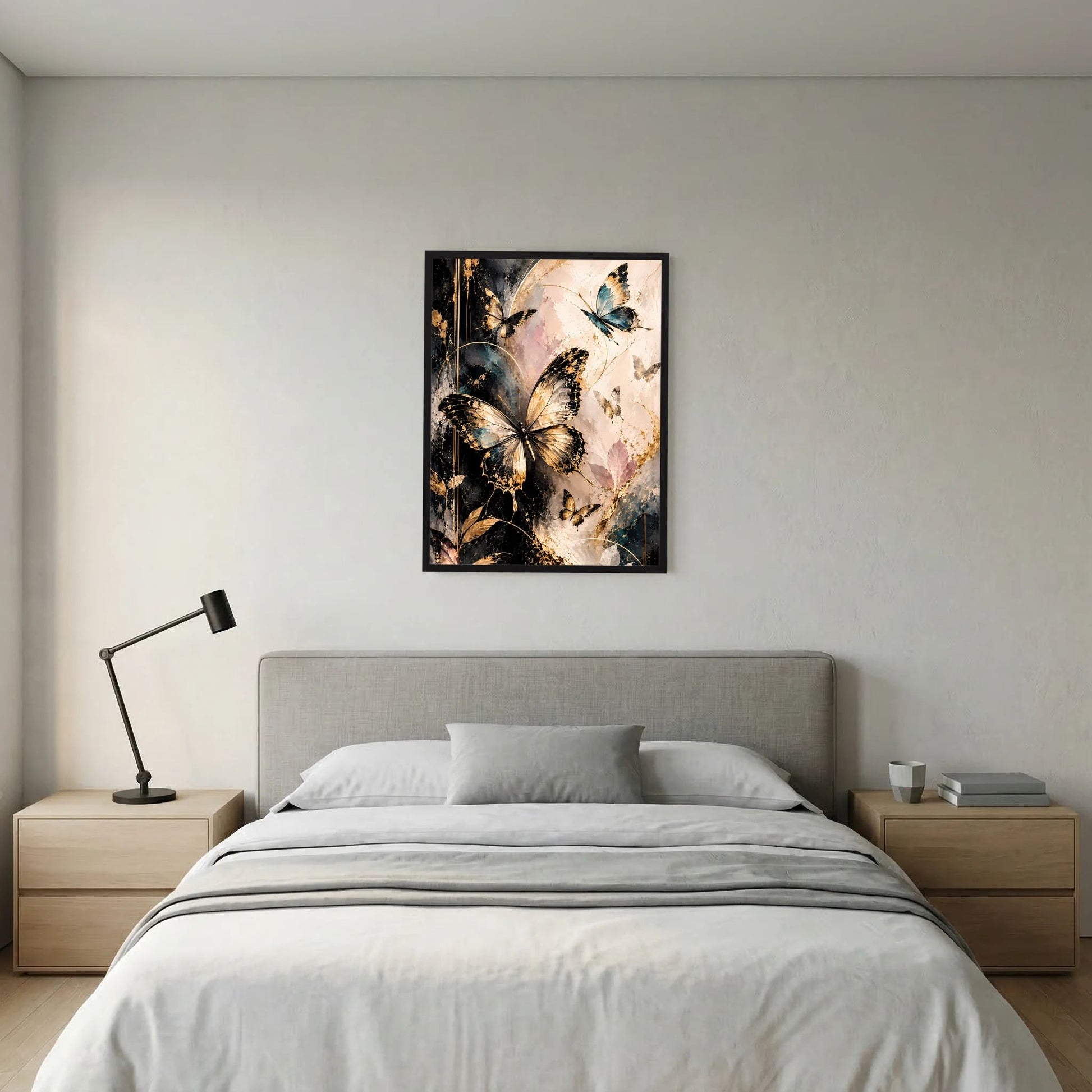 Wandposter im schwarzen Rahmen mit abstrakten Schmetterlingen in Gold und Schwarz