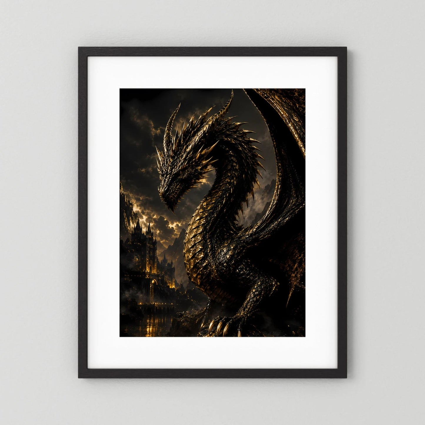 Poster im schwarzen Rahmen mit schwarzem Drachen und goldenen Schuppen im Hochformat