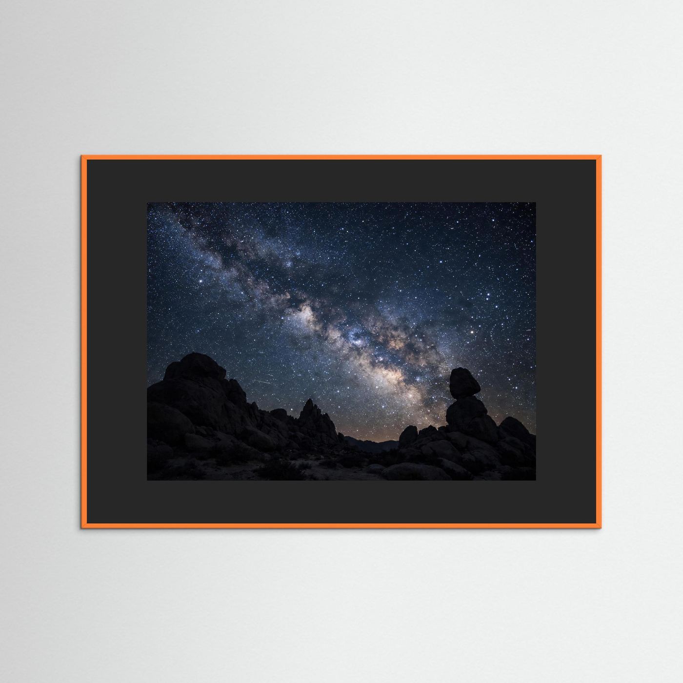 Wandbild mit orangefarbenem Rahmen und schwarzem Innenrand