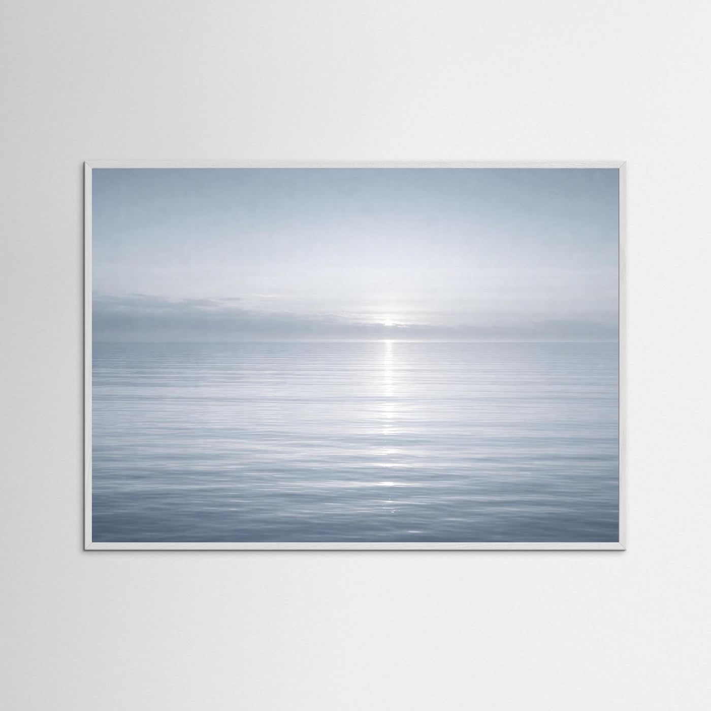 Meerpanorama-Poster im hellen Rahmen mit nebligem Horizont, Querformat