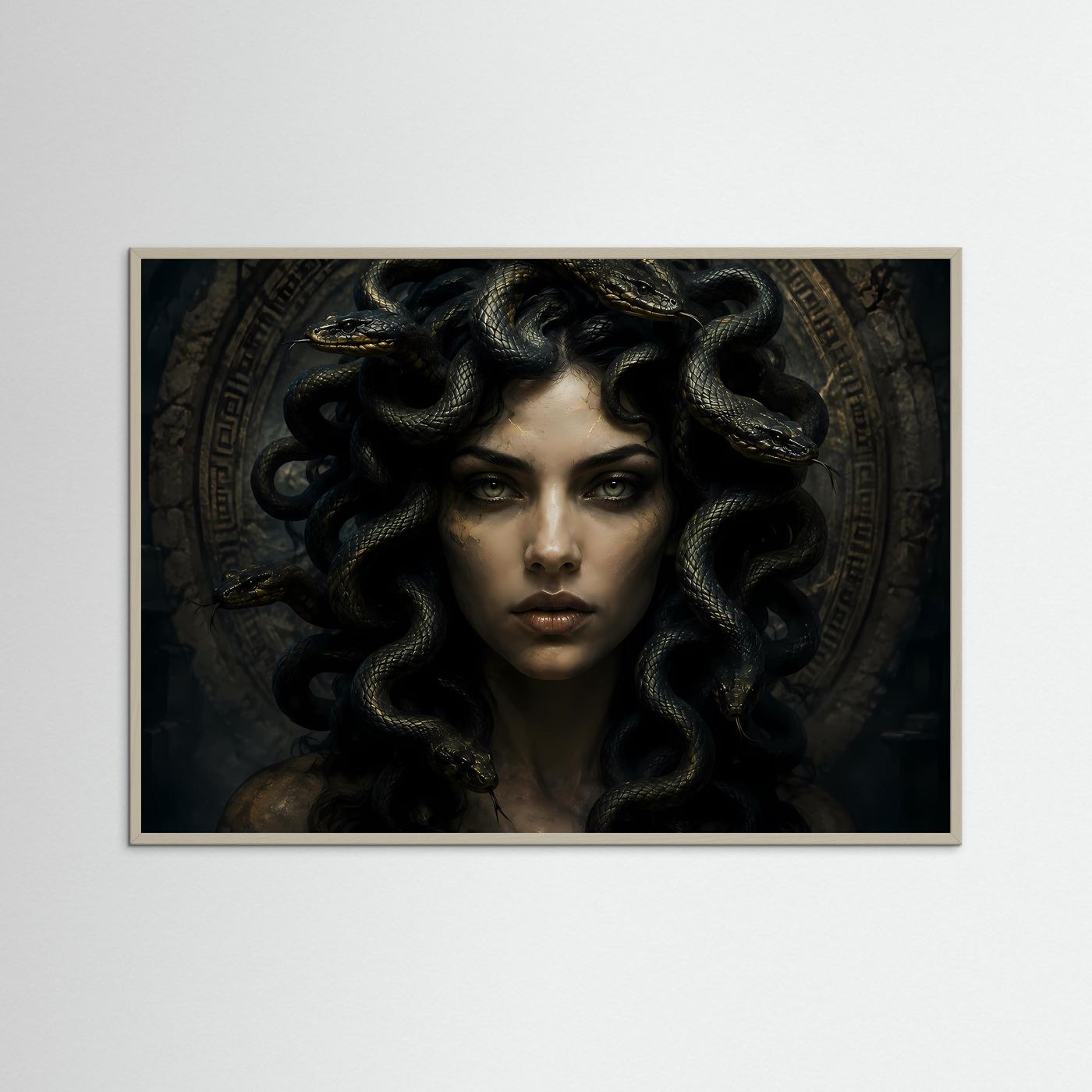 Querformat-Poster mit Medusa-Porträt: schwarze Schlangen, goldene Akzente, grauer Rahmen