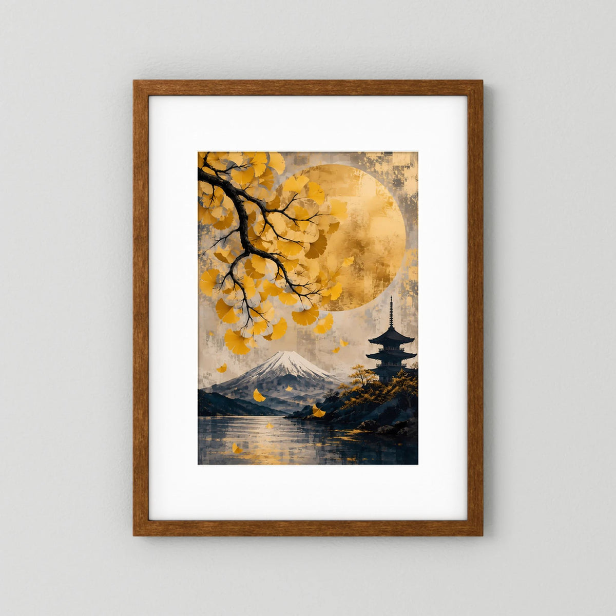 Poster mit braunem Holzrahmen: Gelbe Ginkgozweige, Fuji, Pagode und Mond über Wasser