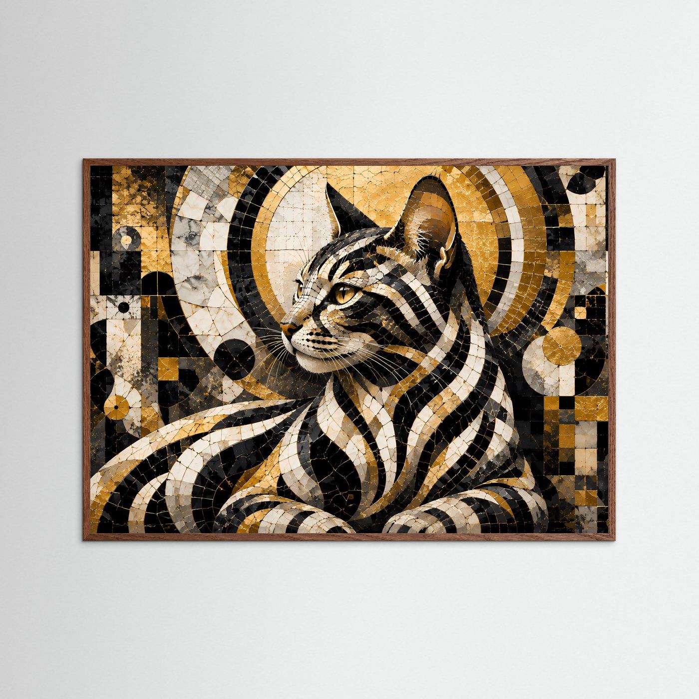 Poster Querformat mit abstrakter Katze im Mosaikstil, Schwarz-Gold, dunkler Holzrahmen