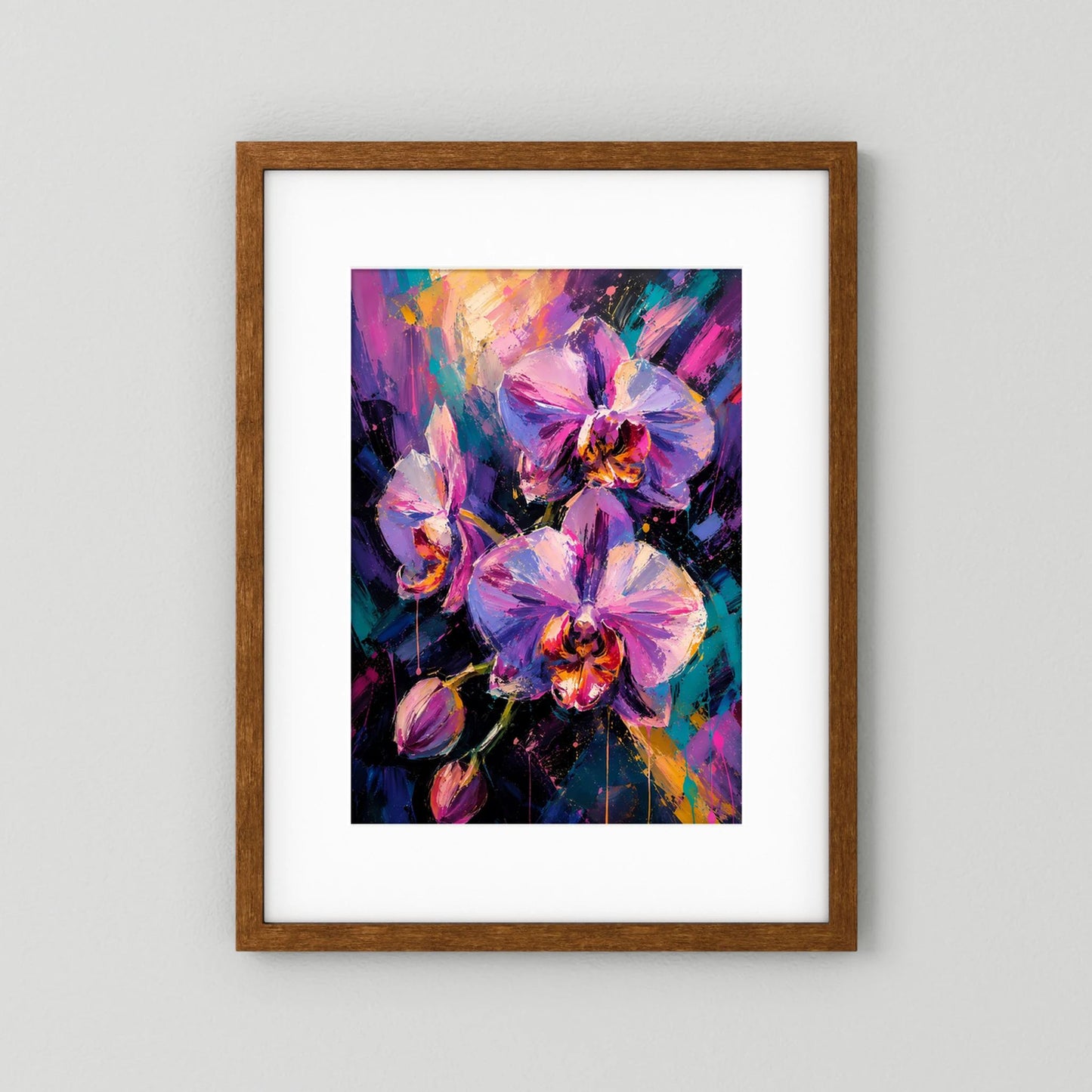 Hochformatiges Poster mit abstrakten Orchideen in Pink und Violett, brauner Rahmen mit weißem Rand