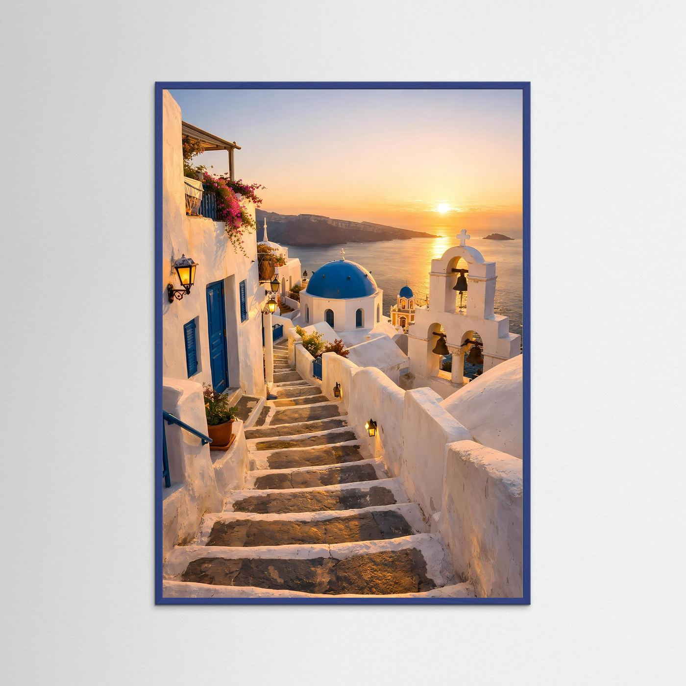 Leinwandbild Santorini mit blauem Rahmen: Treppe zwischen weißen Häusern, Sonne über Meer