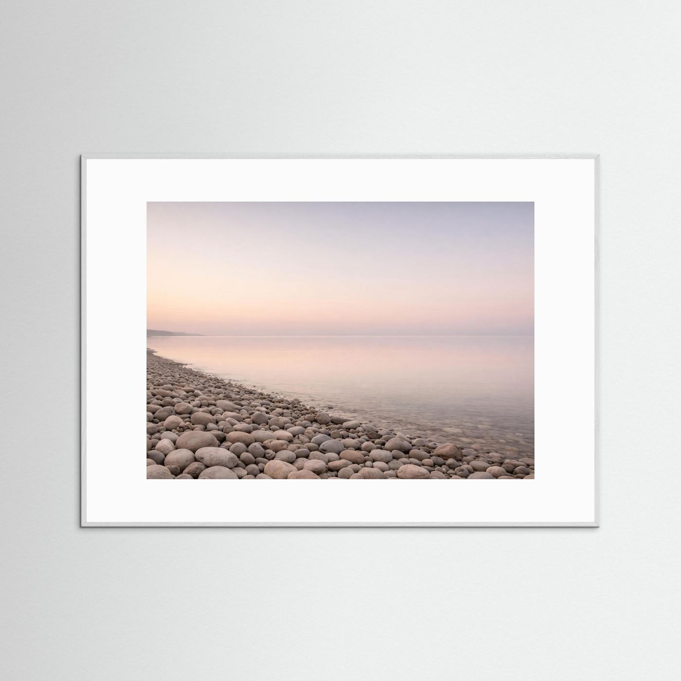 Querformat-Poster im weißen Rahmen mit Kiesstrand, ruhigem Wasser und Pastellfarben