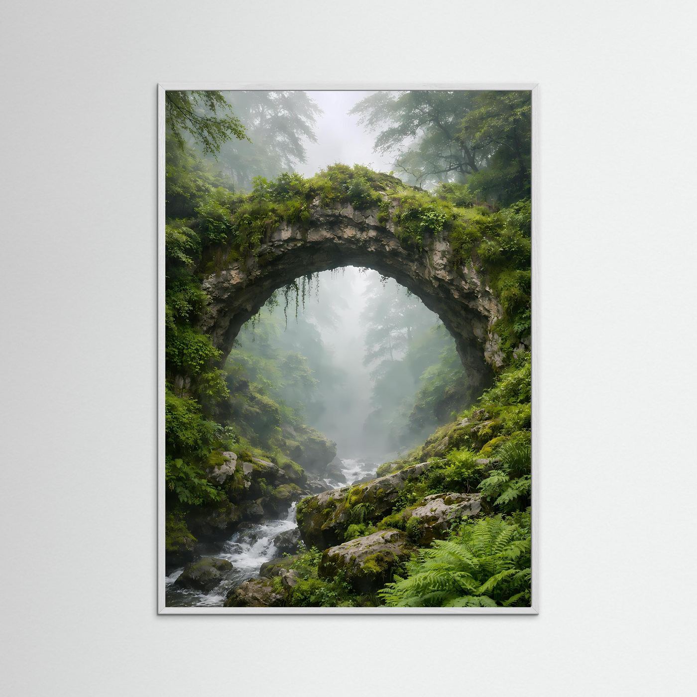 Wald-Poster mit weißem Holzrahmen, steinernem Bogen über Bach im Nebel, Hochformat
