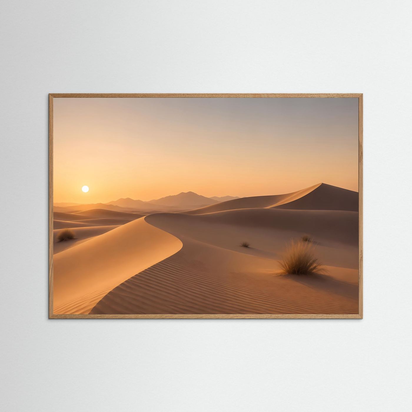Wüstenlandschafts-Druck im Querformat mit Sanddünen bei Sonnenuntergang, naturbrauner Holzrahmen