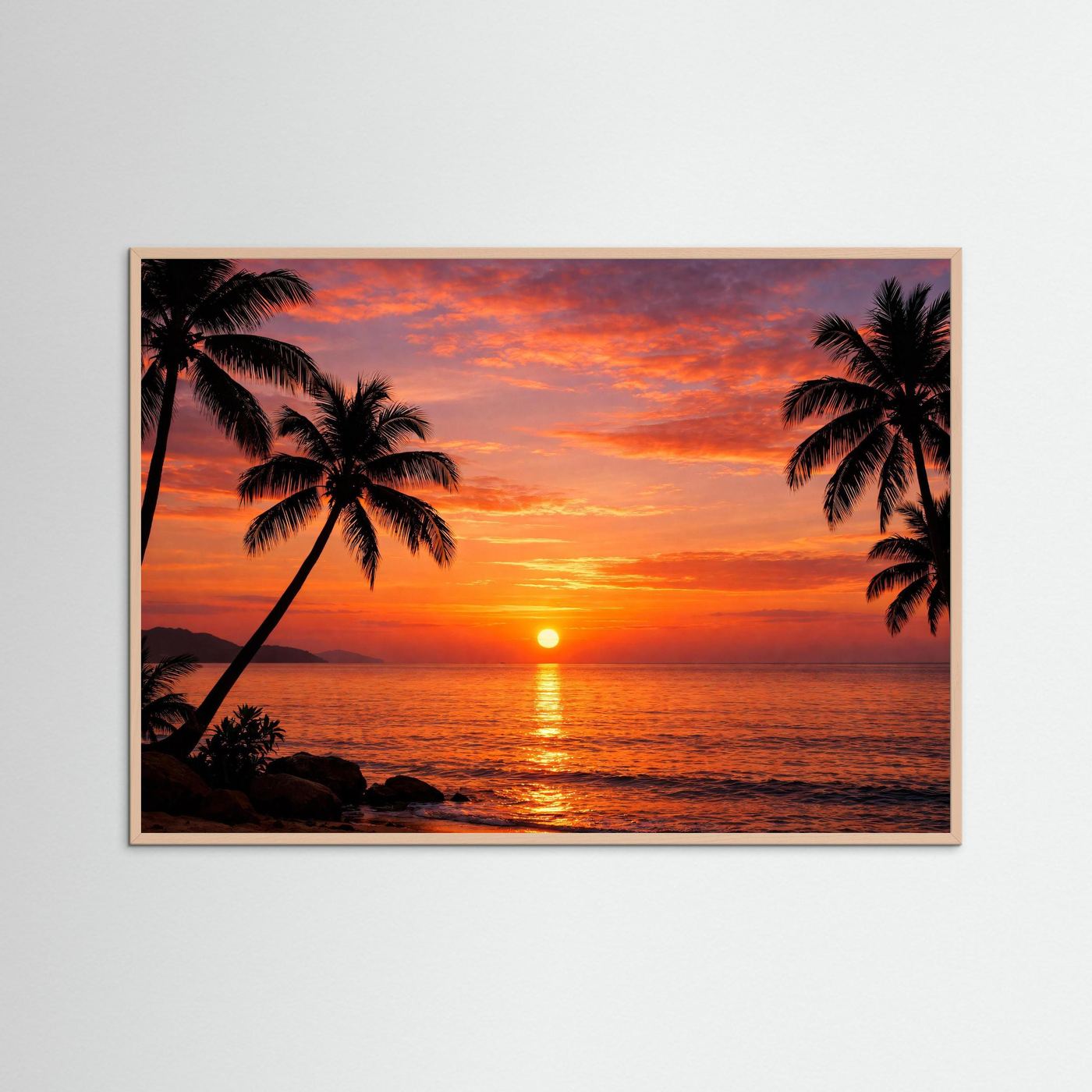 Poster mit Tropen-Sonnenuntergang und Palmen-Silhouetten, mit hellem Holzrahmen