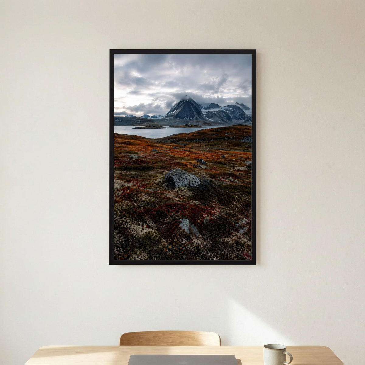 Naturposter im Hochformat: Berglandschaft mit graublauen Bergen, schwarzer Rahmen